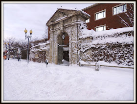 Una de las puertas de la Universidad de Harvard