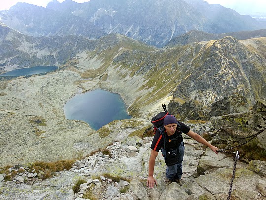 Walentkowy Wierch (z prawej). Od prawej widoczne są: Czarny Staw i Zadni Staw w Dolinie Pięciu Stawów Polskich. 