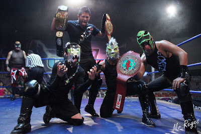 ESTRELLAS DEL RING. Los Macizos acabaron con los Apocalípticos en su casa.