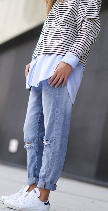 how to wear boyfriend jeans : white shirt + stripped top + sneakers