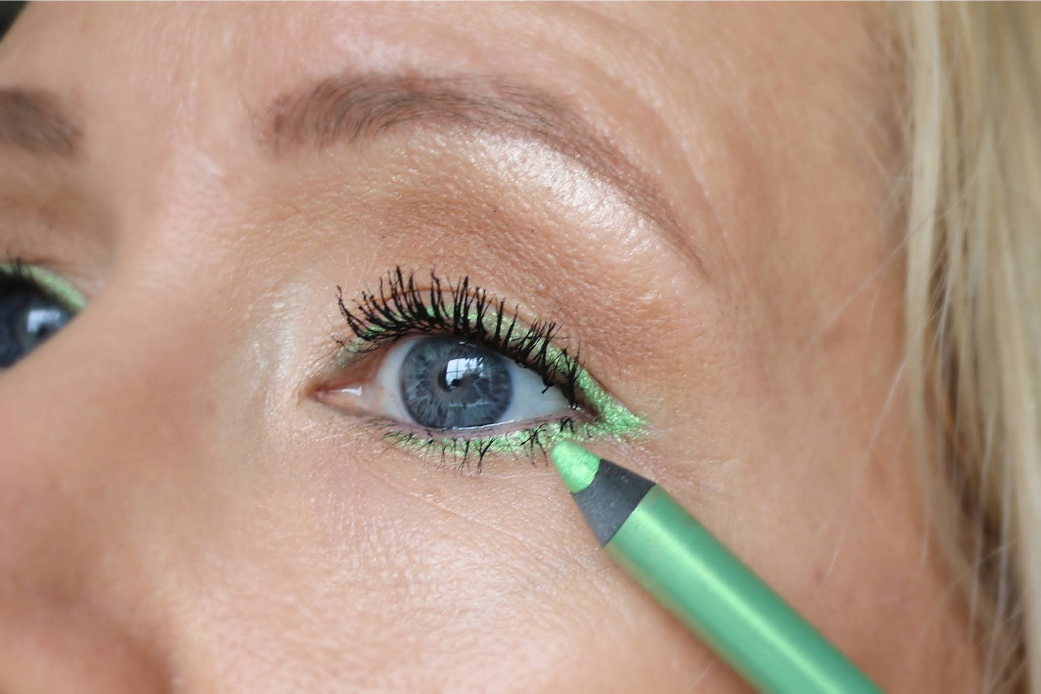 LIME GREEN EYELINER MAKEUP LOOK TO GET YOUR INNER FREAK OUT! 💚