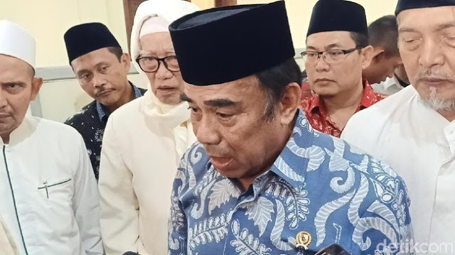 Siswa Penganut Jehova Dikeluarkan karena Tak Hormat Bendera, Menag: Itu Benih-benih yang Berbahaya Siswa Penganut Jehova Dikeluarkan karena Tak Hormat Bendera, Menag: Itu Benih-benih yang Berbahaya