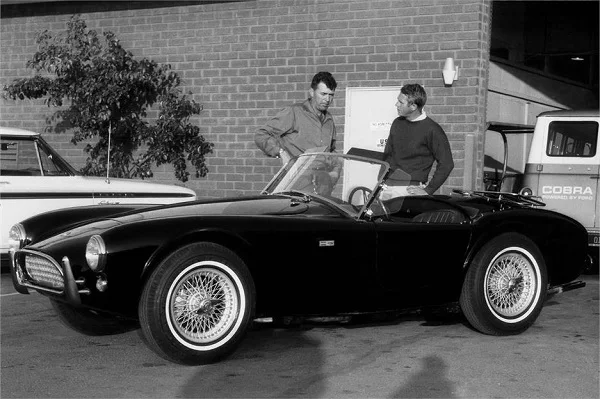 Steve McQueen y Carrol Shelby hablando sobre el Shelby AC Cobra