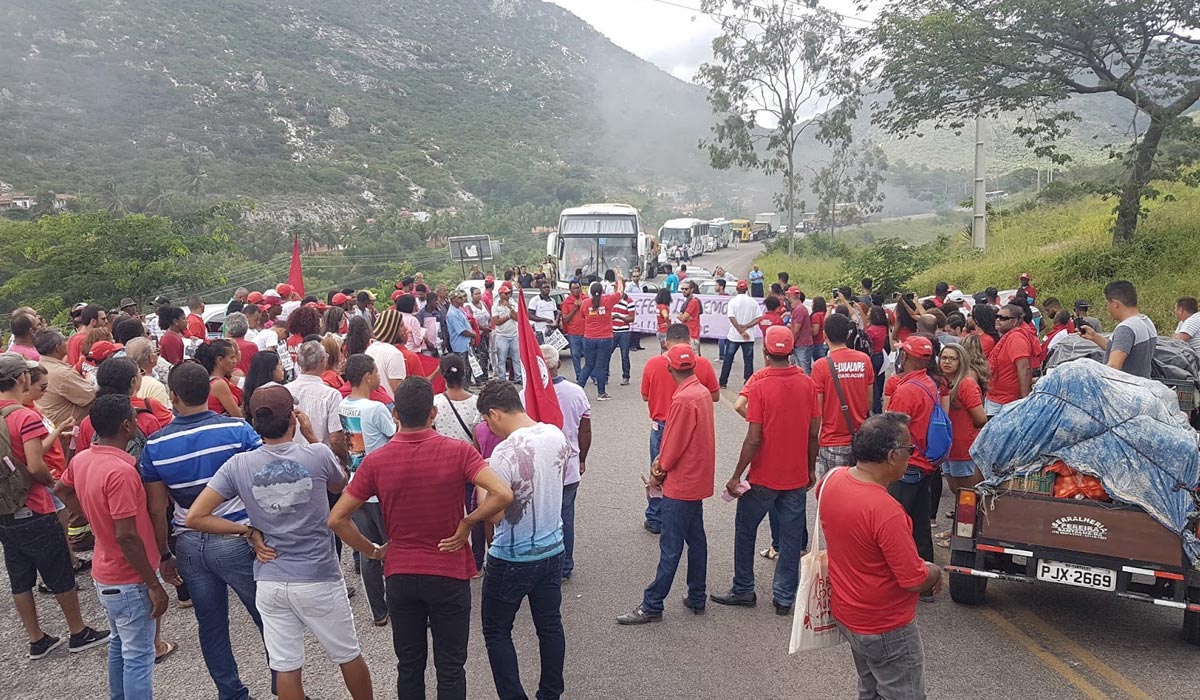 Manifestantes pró-Lula bloqueiam a BR-324 em Jacobina