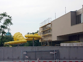 Gelbe Außenrutsche schlängelt sich über die Baustelle des Blus.