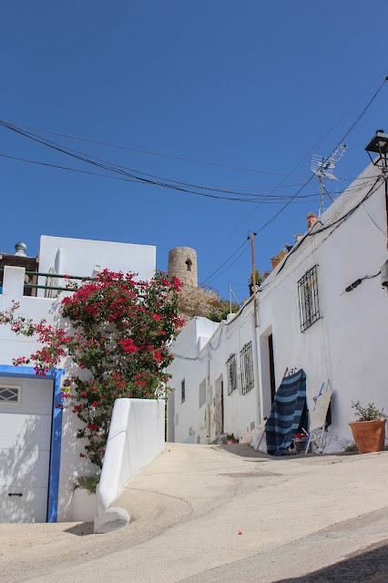 Níjar, de fondo la atalaya
