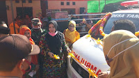 Hadir Di Desa Tambe, Bupati Bima Luncurkan Mobil Ambulance 