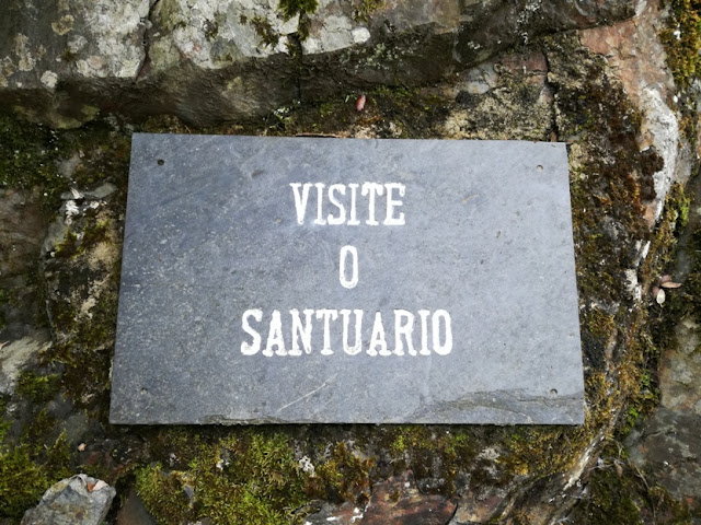 Placa para visitar o santuário