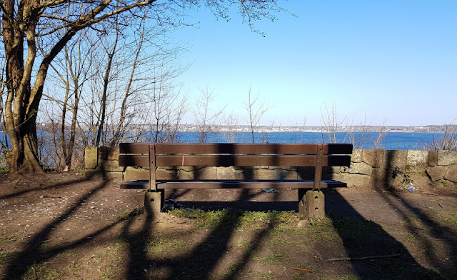 Küsten-Spaziergänge rund um Kiel, Teil 2: Der Ölberg in Mönkeberg. Von Bank auf der Aussichtsplattform hat man einen phänomenalen Blick auf die Kieler Förde.