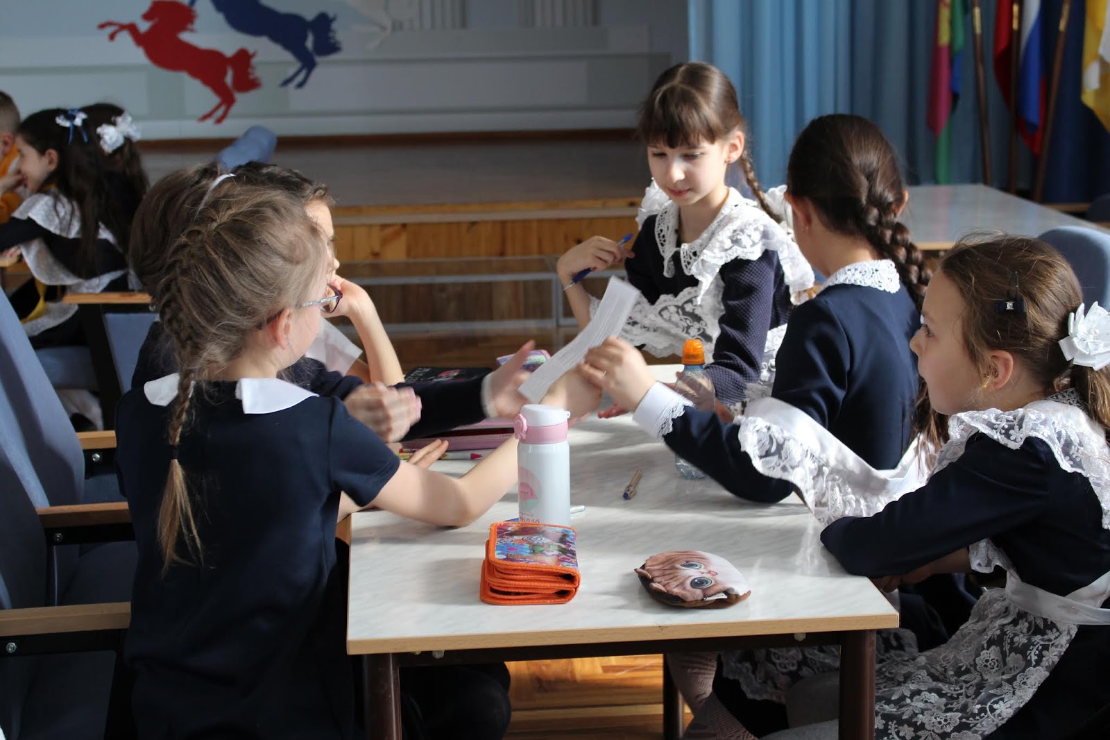 форма в 5 классе школы номер 7. как выглядит 3 класс. школьники 3 класс. ученики 3 класса. как выглядит 3 класс.