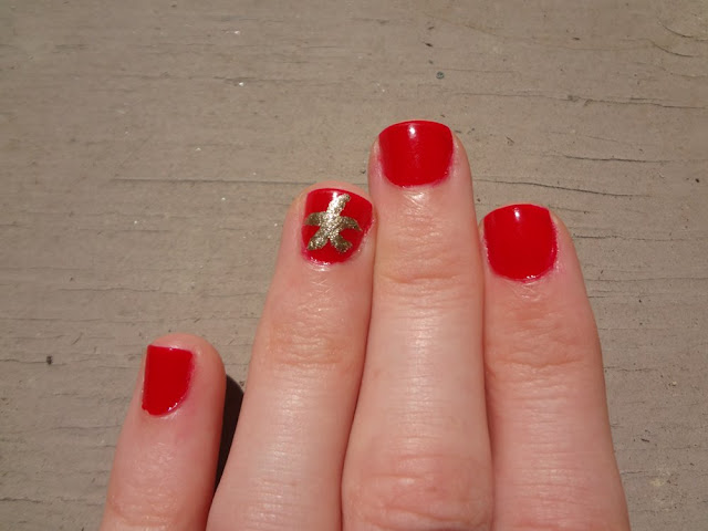 Red nails with a gold starfish