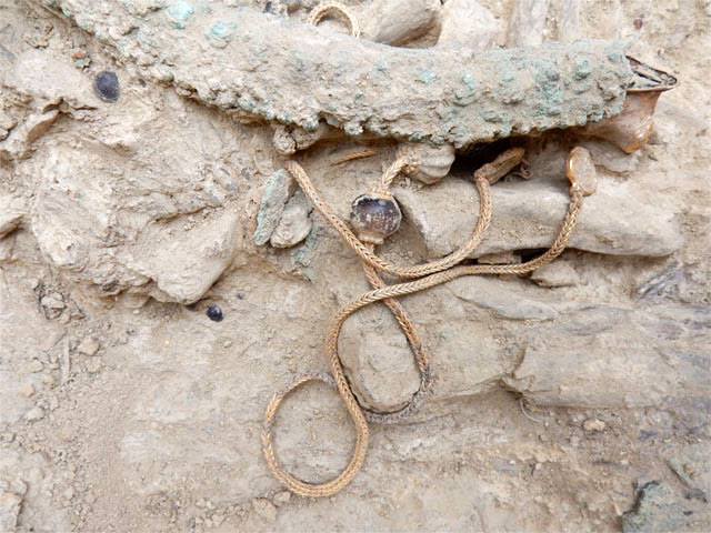 Bronze Age warrior tomb unearthed in SW Greece