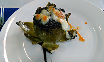 Alcachofa confitada rellena de marisco y bechamel