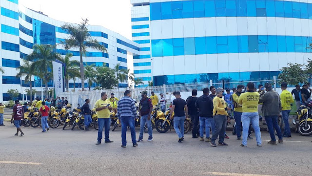 Mototaxistas pedem que governo autorize a volta do serviço ou que pague salário aos trabalhadores 2 Mototaxistas pedem que governo autorize a volta do serviço ou que pague salário aos trabalhadores