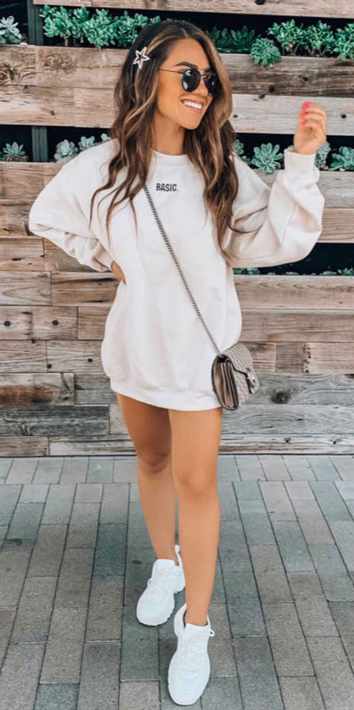 Looking for casual winter outfits? Consider these 23 Fabulous Winter Outfits To Get You Through The Season with Style. Fashion for Women via higiggle.com | cute look with sweatshirt | #winter #fashion #jumper #cute