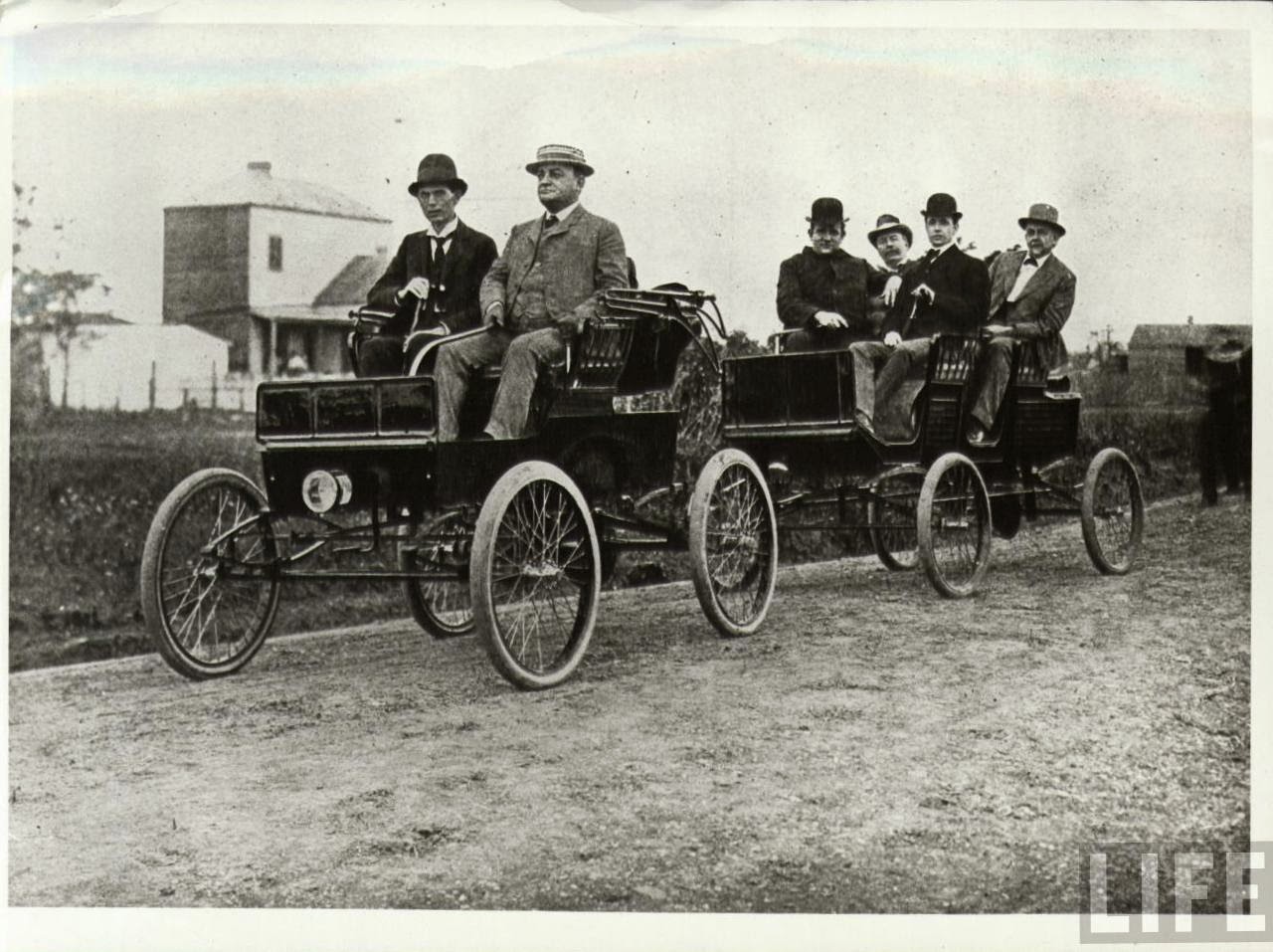 More cars earlier. Автомобиль 1900. Автомобили 19 века. Автомобили 1900 годов. Автомобили 20 века.