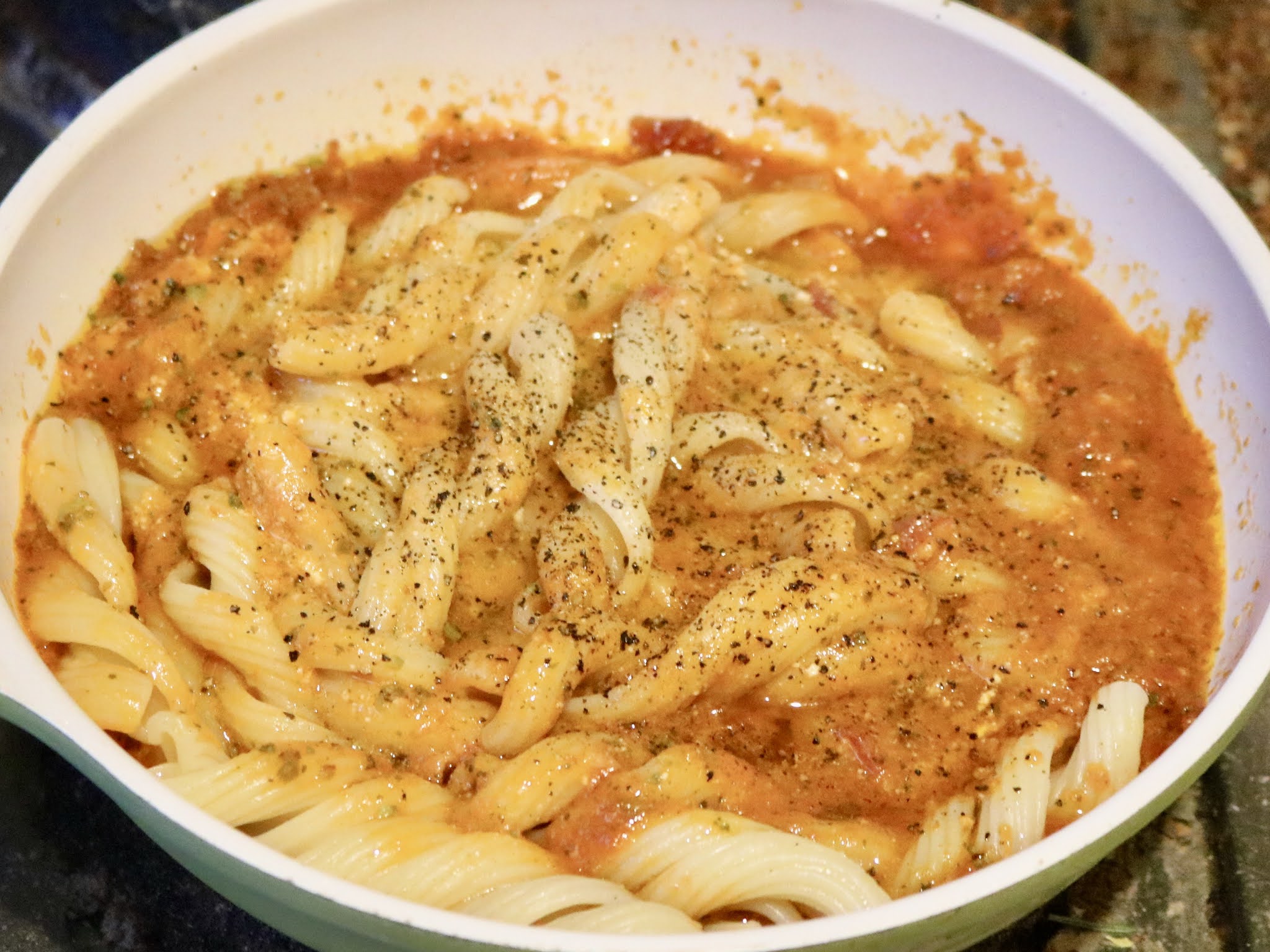 Pasta mit Tomatensauce und Pancetta II