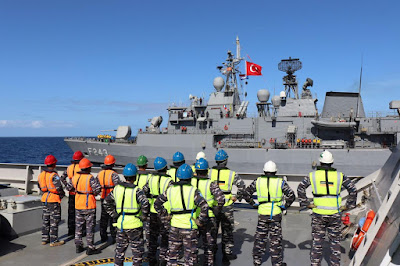 KRI Sultan Hasanuddin 366 Latihan Bersama "Mailbag Transfer  dan Sailing Pass " di Laut Mediterania