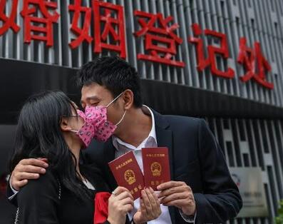 قبلات متبادلة بين عروسين بالصين قبلات متبادلة بين عروسين بالصين