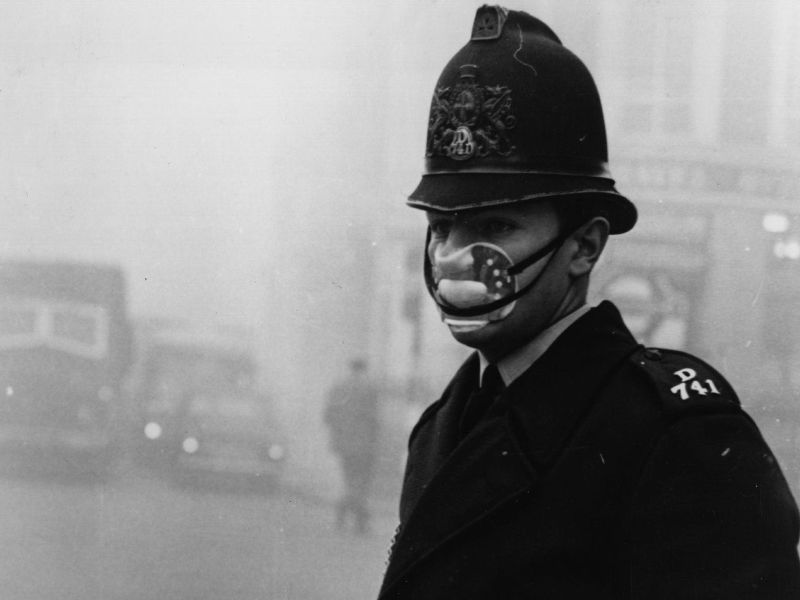 Vintage Photos Capture People Wearing Masks During the Great Smog in ...