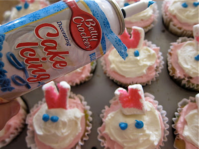 These Easter Bunny cupcakes are surprisingly easy to make and so fun and festive for celebrating Easter at home or with friends. #WomenLivingWell #Easter #Bunny #cupcakes