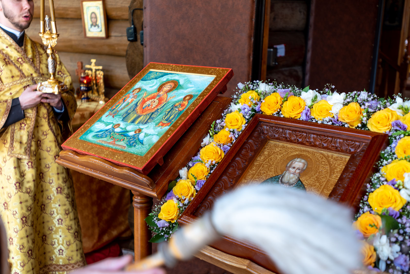 освящение иконы в церкви. кровать священника икона. набор освящен на мощах николая чудотворца. освящение иконка. неосвященная икона.