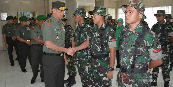Pangdam Lepas Kontingen Karate Kodam Pattimura Pangdam XVI/Pattimura Mayjen TNI Doni Monardo di Ambon, Jumat (15/9), melepas 17 atlet yang tergabung dalam Kontingen Karate Kodam XVI/Pattimura untuk mengikuti Kejuaraan Nasional Karate Piala Panglima TNI Ke-V Tahun 2017, di Cilangkap, Jakarta, 22-24 September.