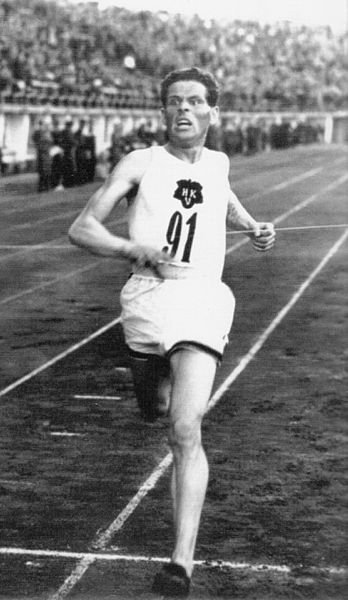 Mustaa valkoisella Taisto Mäki alle puolen tunnin