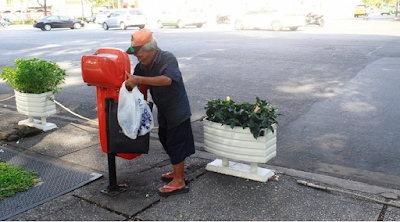 [Image: ong-lao-uong-cafe-trong-thung-rac.png]