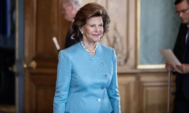 King Carl Gustaf and Queen Silvia presented the Prince Eugene Medals. The Queen wore a blue blazer skirt suit