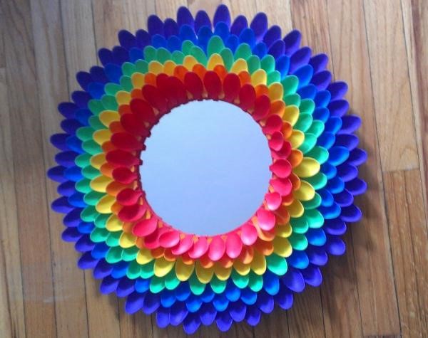 Marco con cucharillas desechables