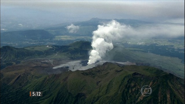 Monte Aso entra em erupção no Japão