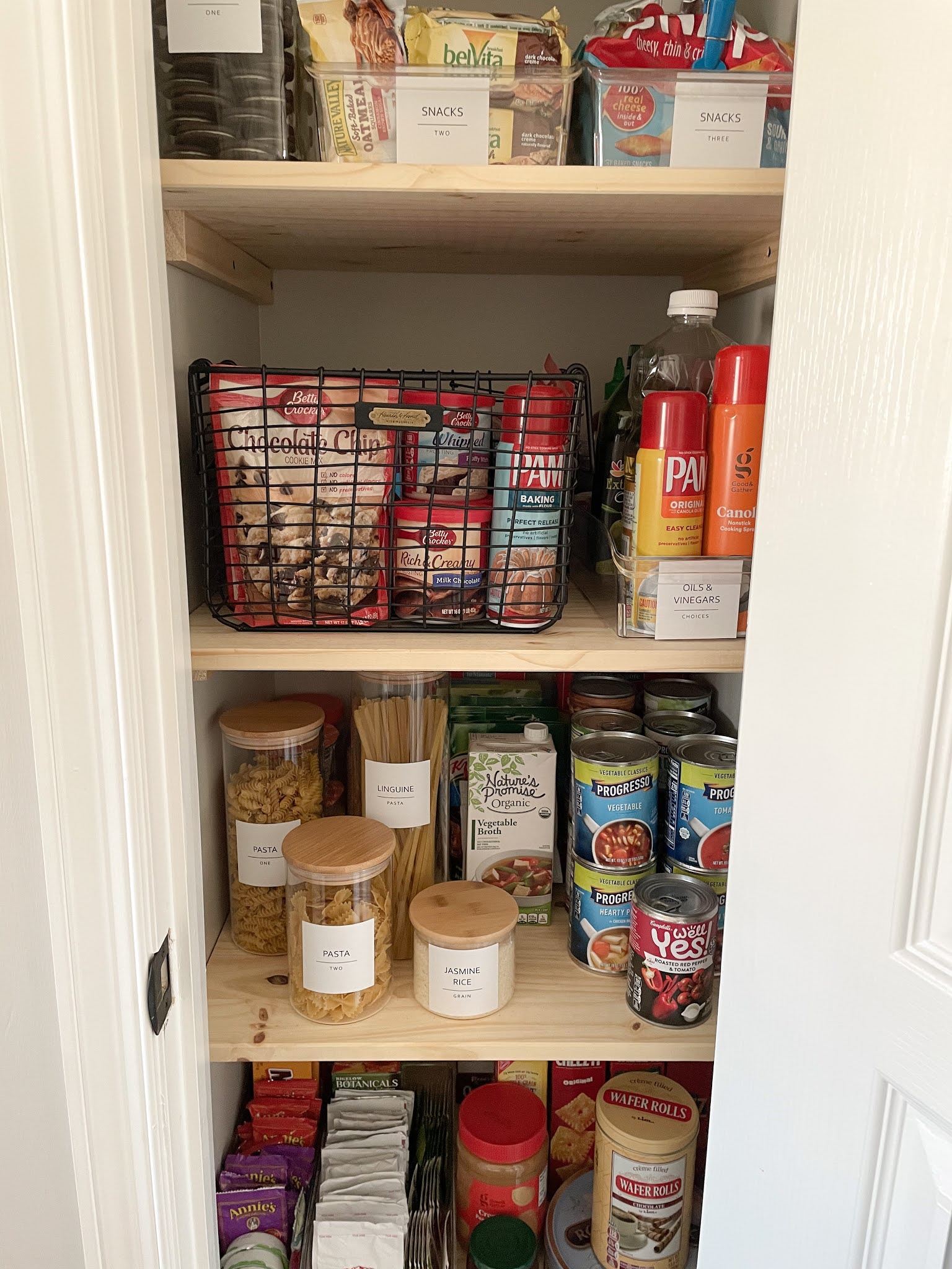 30 Mind Blowing DIY Mason Jar Organizers You'll Want To Make Right Away   Diy kitchen shelves, Kitchen shelves organization, Mason jar organization