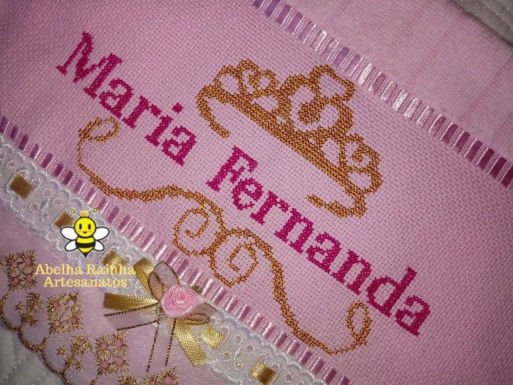 Artes da Abelha Rainha Toalha infantil bordada em.ponto cruz Tema Coroa