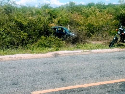 Recapagem de pneu se solta e motorista capota veículo próximo a Malhada de Pedras Recapagem de pneu se solta e motorista capota veículo próximo a Malhada de Pedras