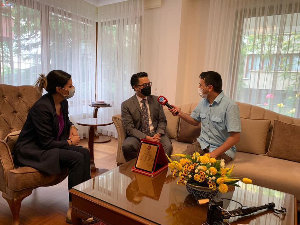 Hayatımda İlk Defa Plaket Aldım Teşekkürler Tayland Ankara Büyükelçiliği Maslahatgüzarı Shakir Sevikul