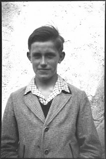 Foto von jungem Burschen vor Wand - 1930-1950