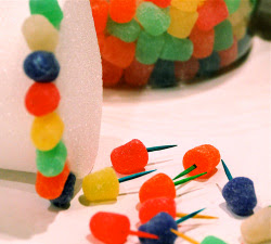 passo a passo de árvore de natal feita com jujubas