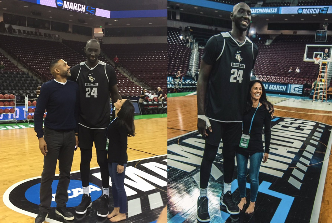 Diferença de altura entre jogador de basquete e repórter