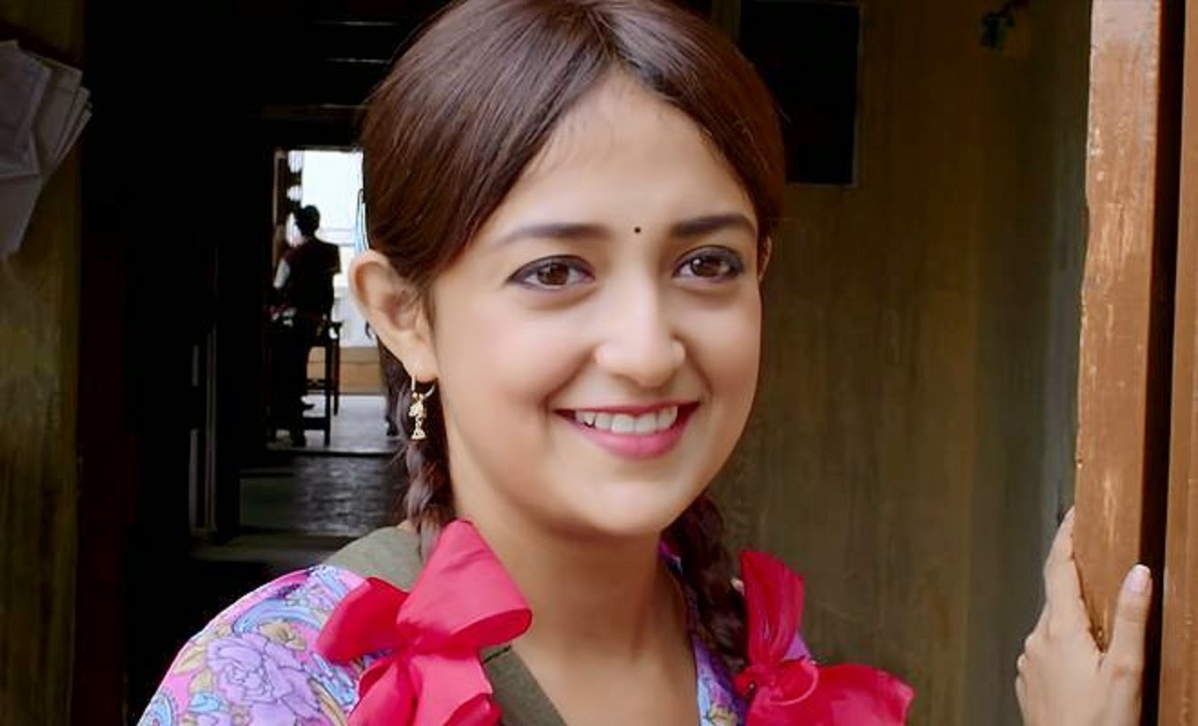 Free Download Hd Wallpapers Indian Spicy Singer And Actress Monali Thakur Very Hot And Sexy