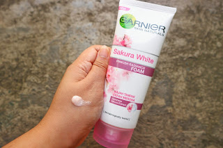 Download Ratnasari Pujiastuti Review Wajah Glowing Dengan Rangkaian Garnier Sakura White Showyourglow PSD Mockup Templates