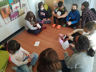 Per a seguir amb el nostre crear un hàbit lector, vam fer uns tallers de lectures de Pasqua en el qual cadascun havia de llegir la seva targeta i explicar a la resta de companys el que posava.