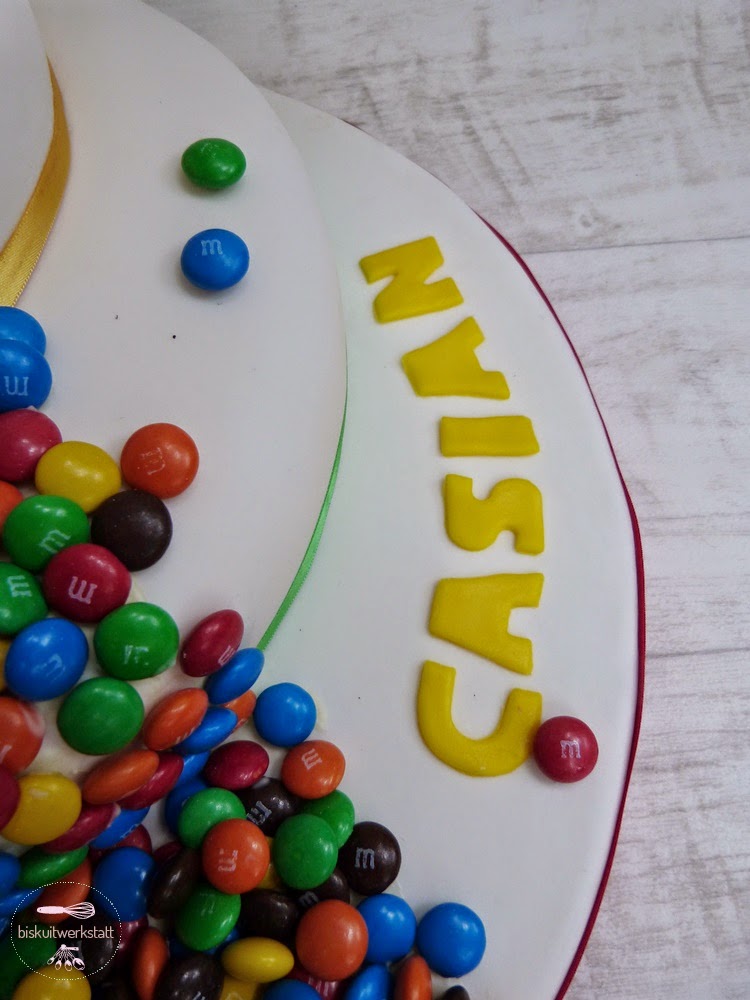 Zweistockige M M Torte Mit Fondant Und Einer Gefuhlten Tonne M Ms Biskuitwerkstatt