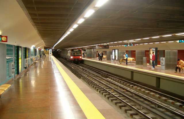 Train at Alvalade Station