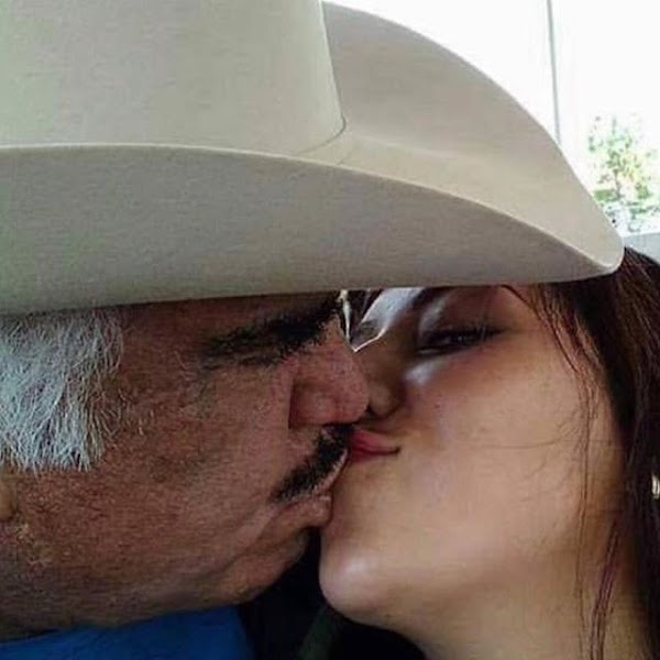 Causa polémica fotografía de Vicente Fernández besando a una joven