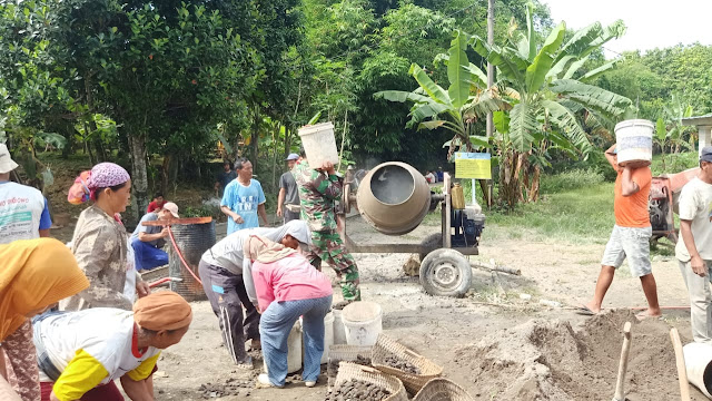 Kompaknya Babinsa dan Masyarakat Gotong Royong  Cor jalan