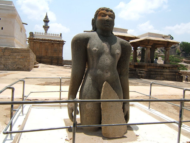 Шраванабелагола, статуя