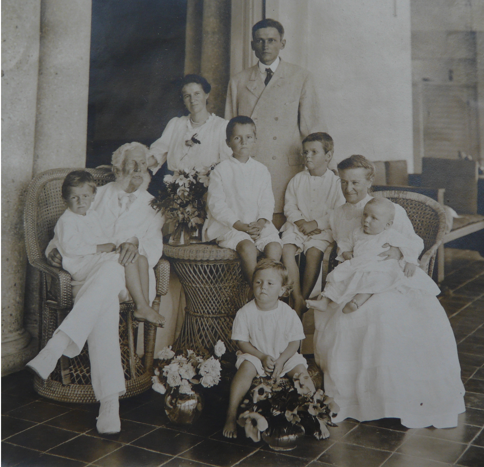 oz.Typewriter WellHeeled Radical at a Typewriter