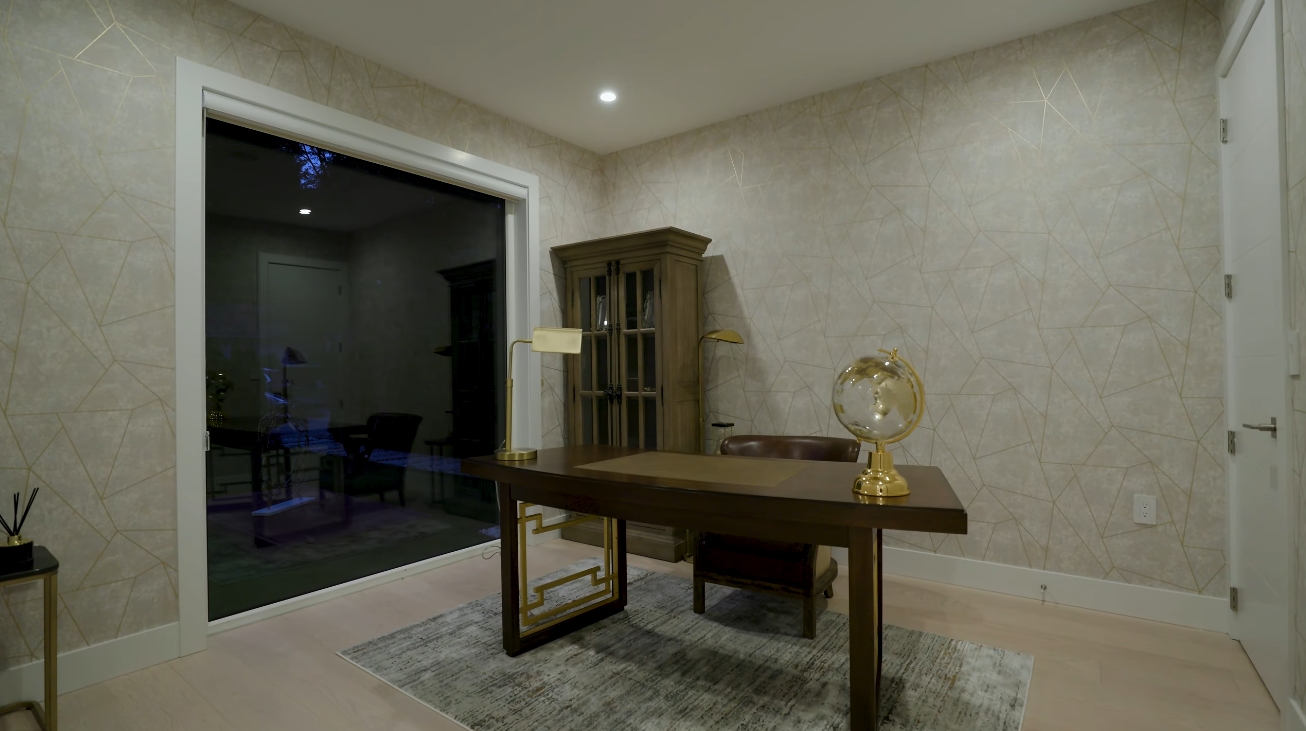 39 Photos vs. Edgemont Blvd, North Vancouver Luxury Home Interior Design Tour