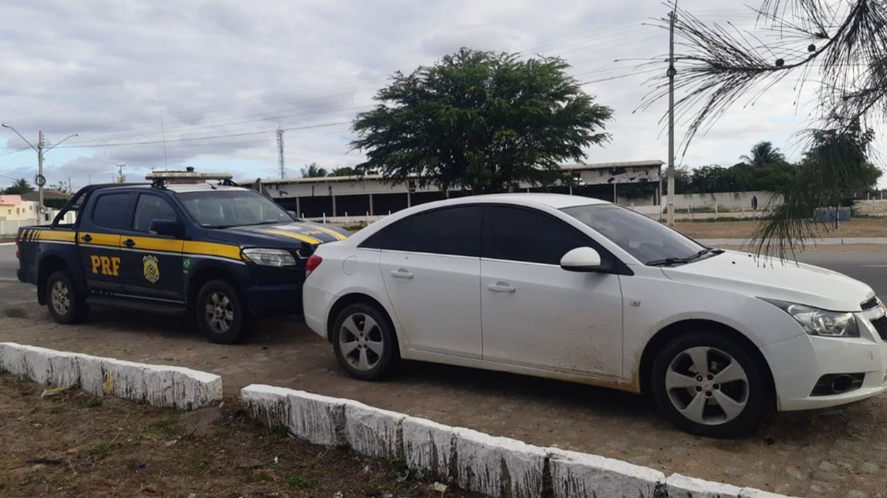 Dupla é detida na BR-232, em Sertânia, com carro roubado horas antes em Arcoverde